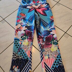 Onzie Hot Yoga Capri Leggings Juicy Leaf XS